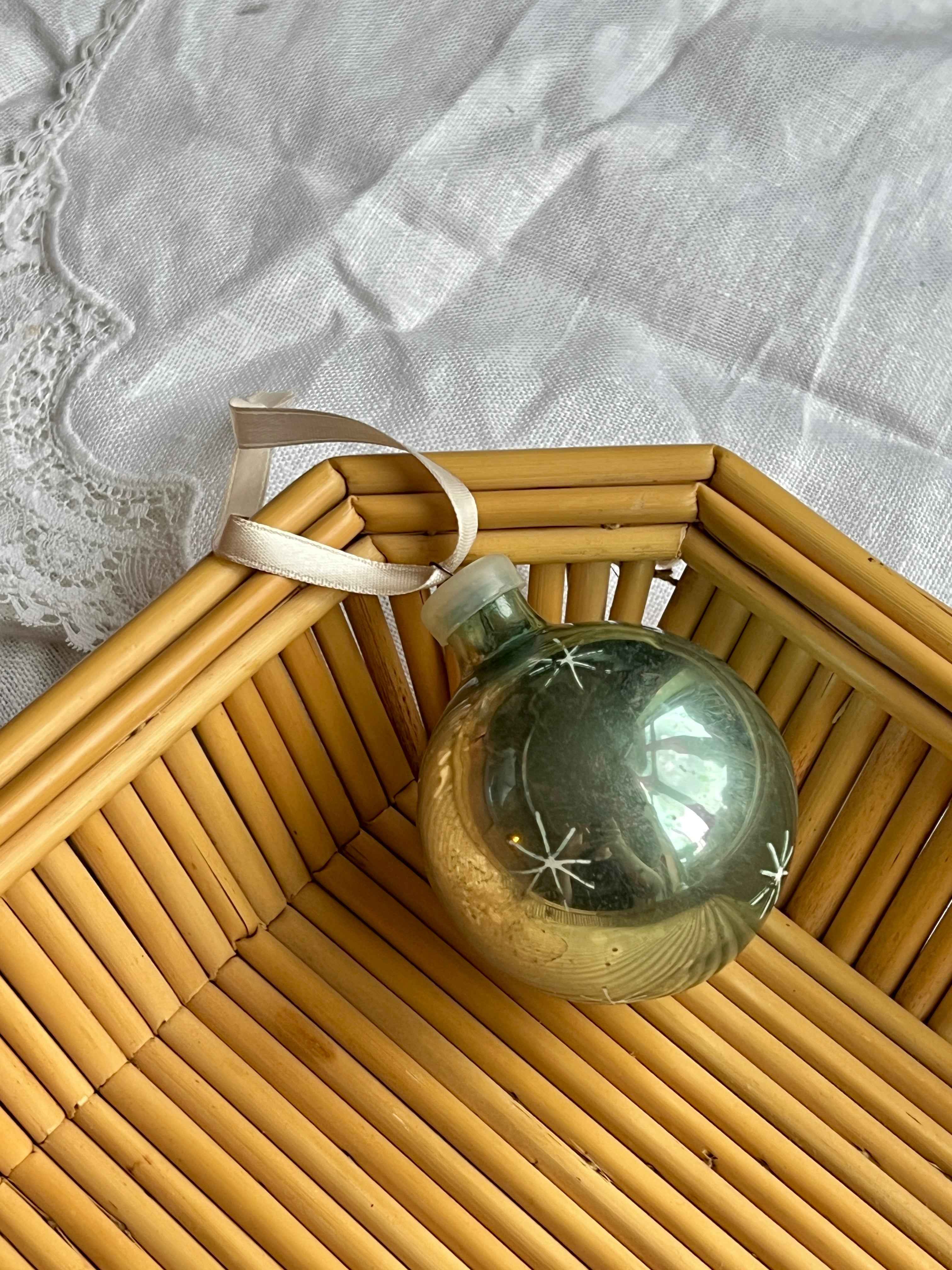 Fransk julekugle i glas med håndmalede stjerner