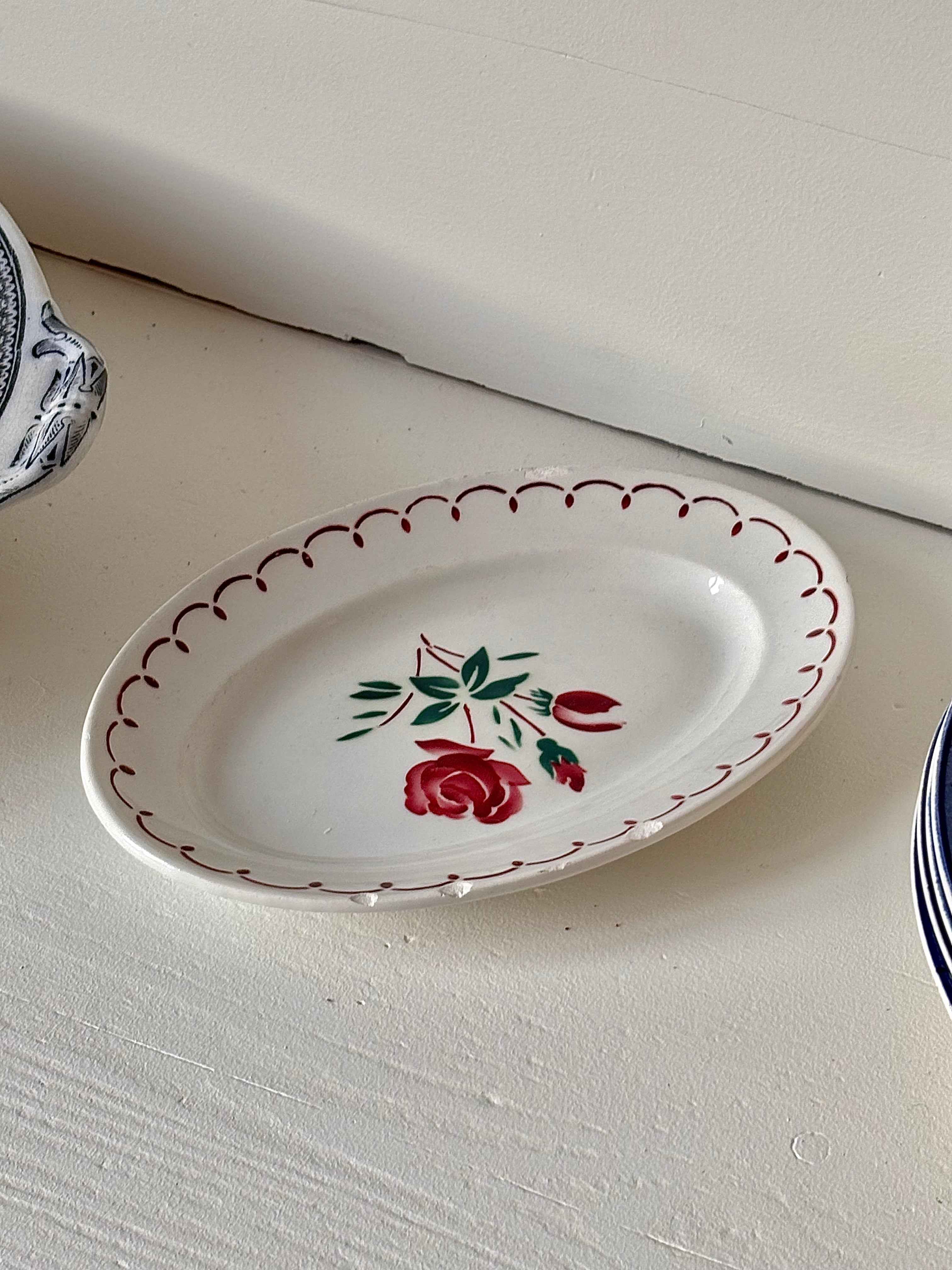 Vintage fransk håndmalet porcelænsfad med blomster · L21,5 x B14 cm