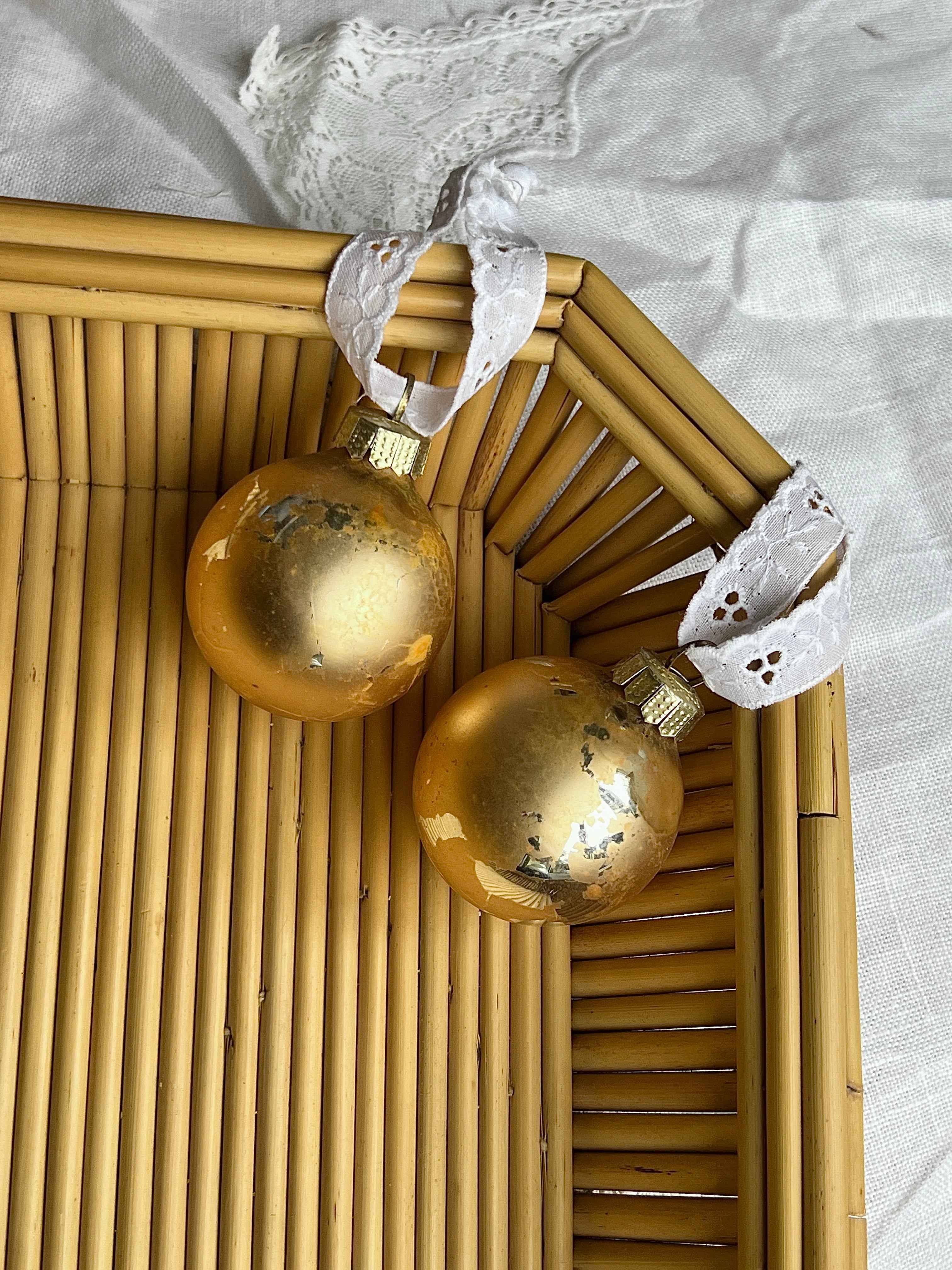 Franske julekugler i gyldent glas med vintage broderi anglaise bånd