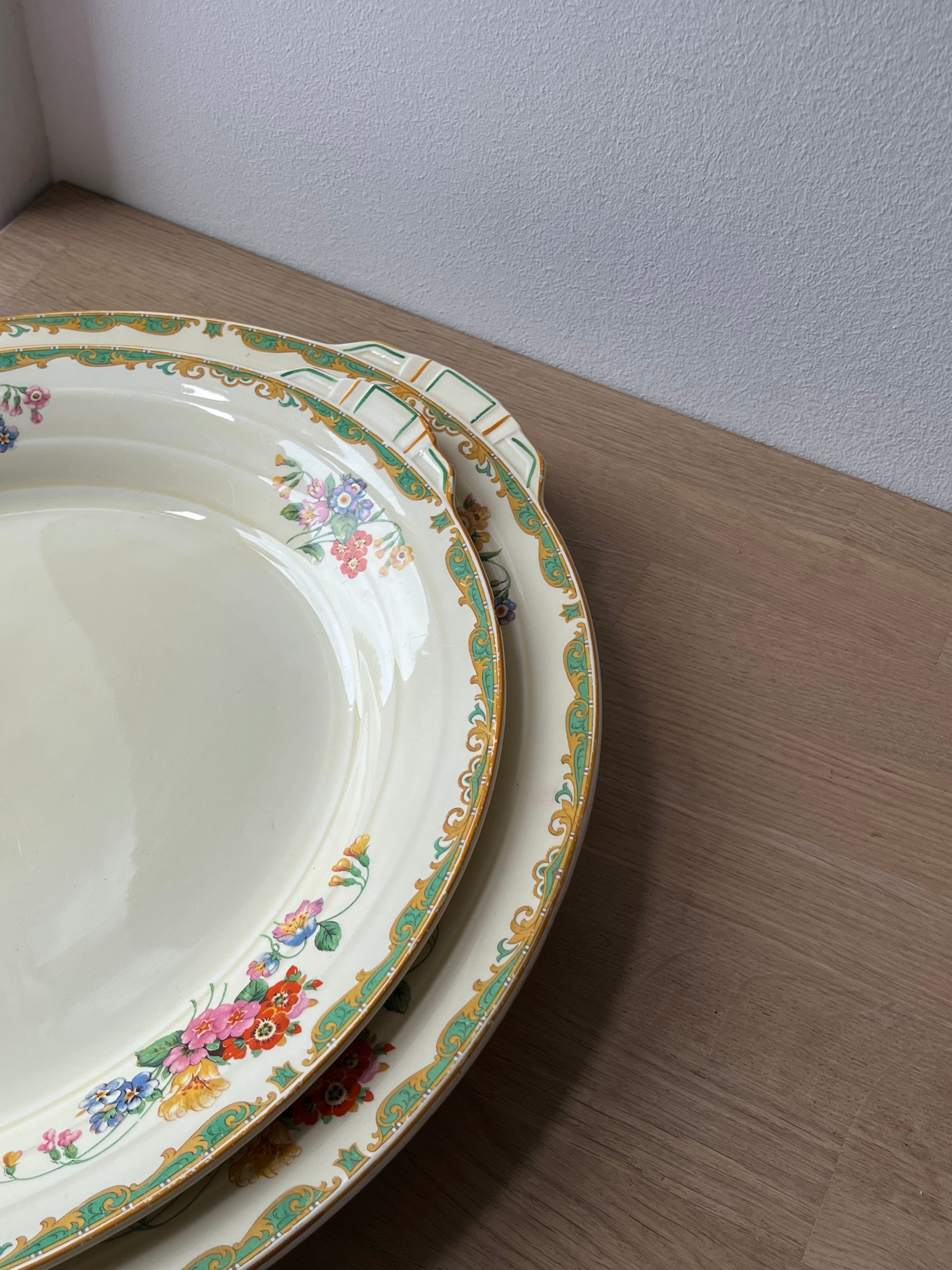 Stort serveringsfad i keramik med blomstermotiv