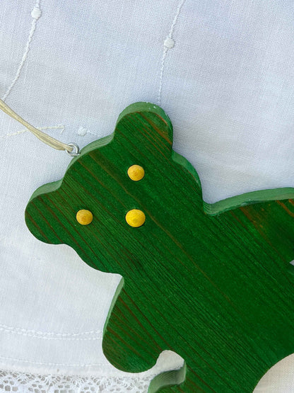 Bamse i malet træ med ophæng