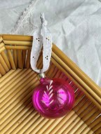 Fransk julekugle i pink glas med vintage broderi anglaise bånd