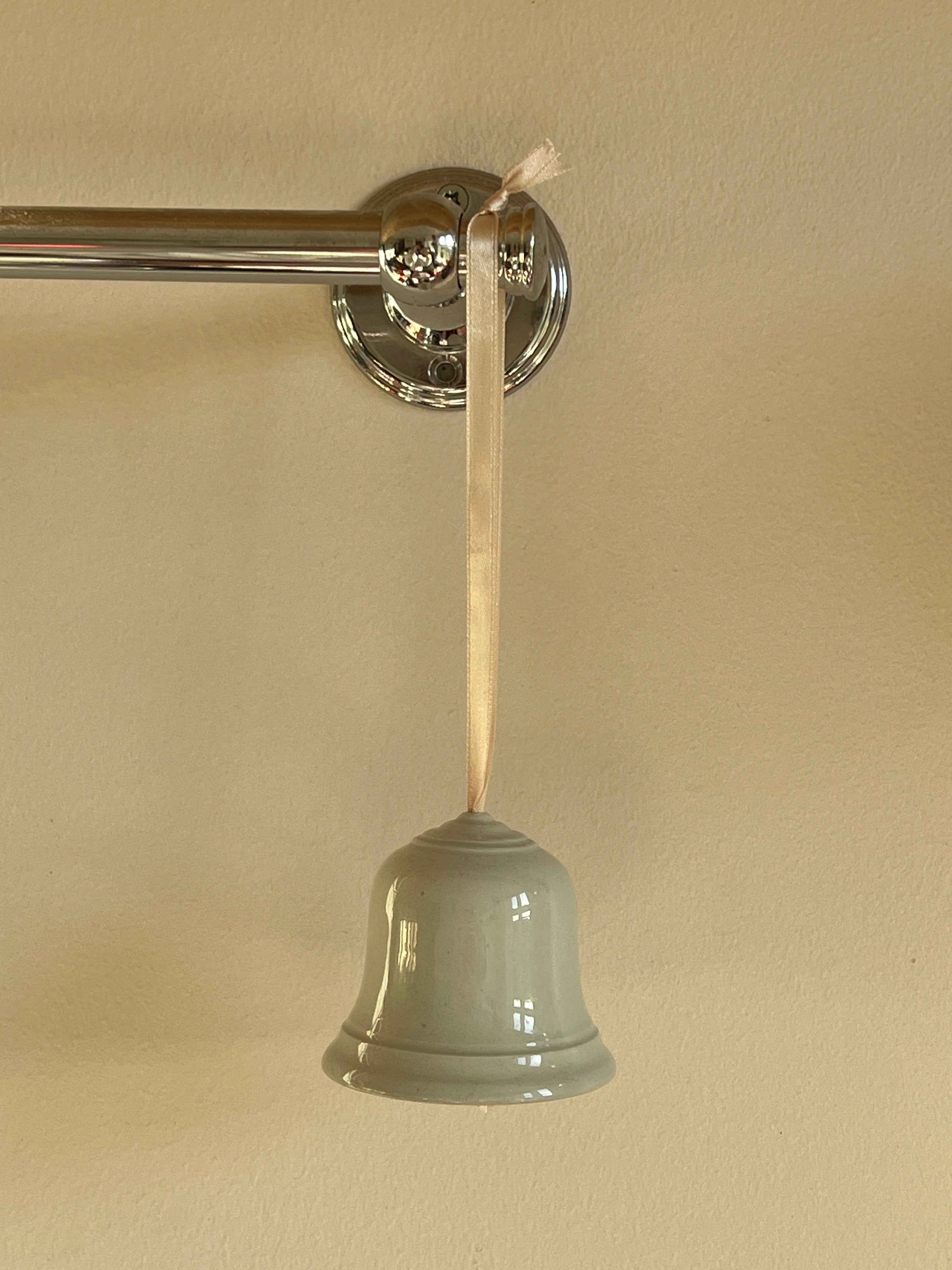 Vintage porcelænsklokke – med satinbånd