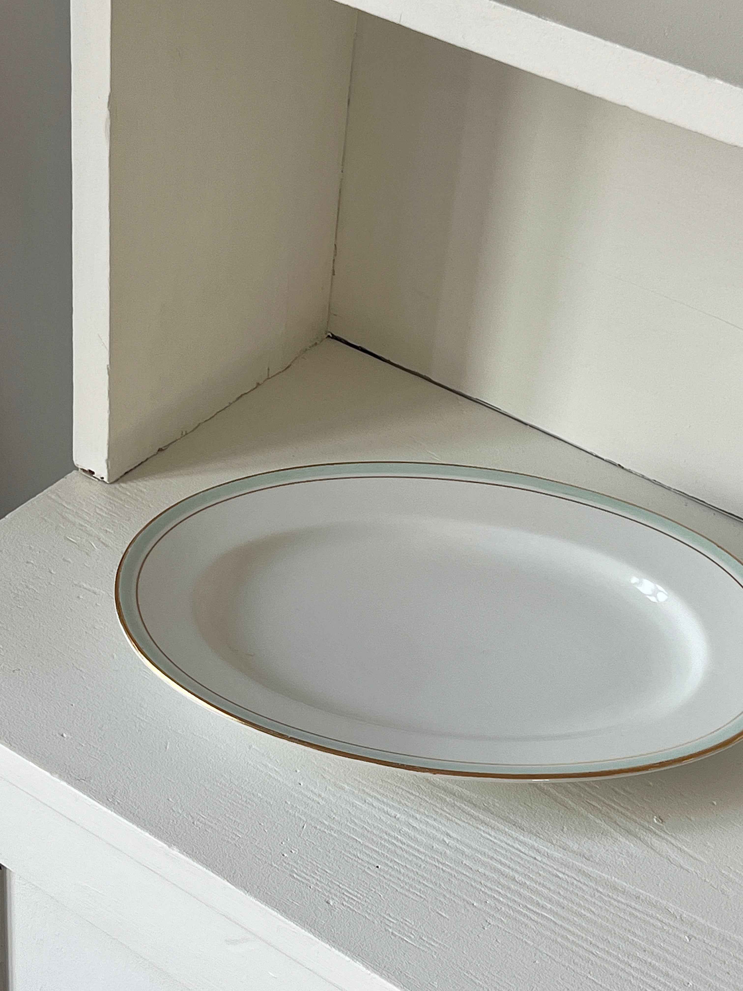 Vintage porcelænserveringsfad med lyseblå og guldkant · L32,5 x B23 cm