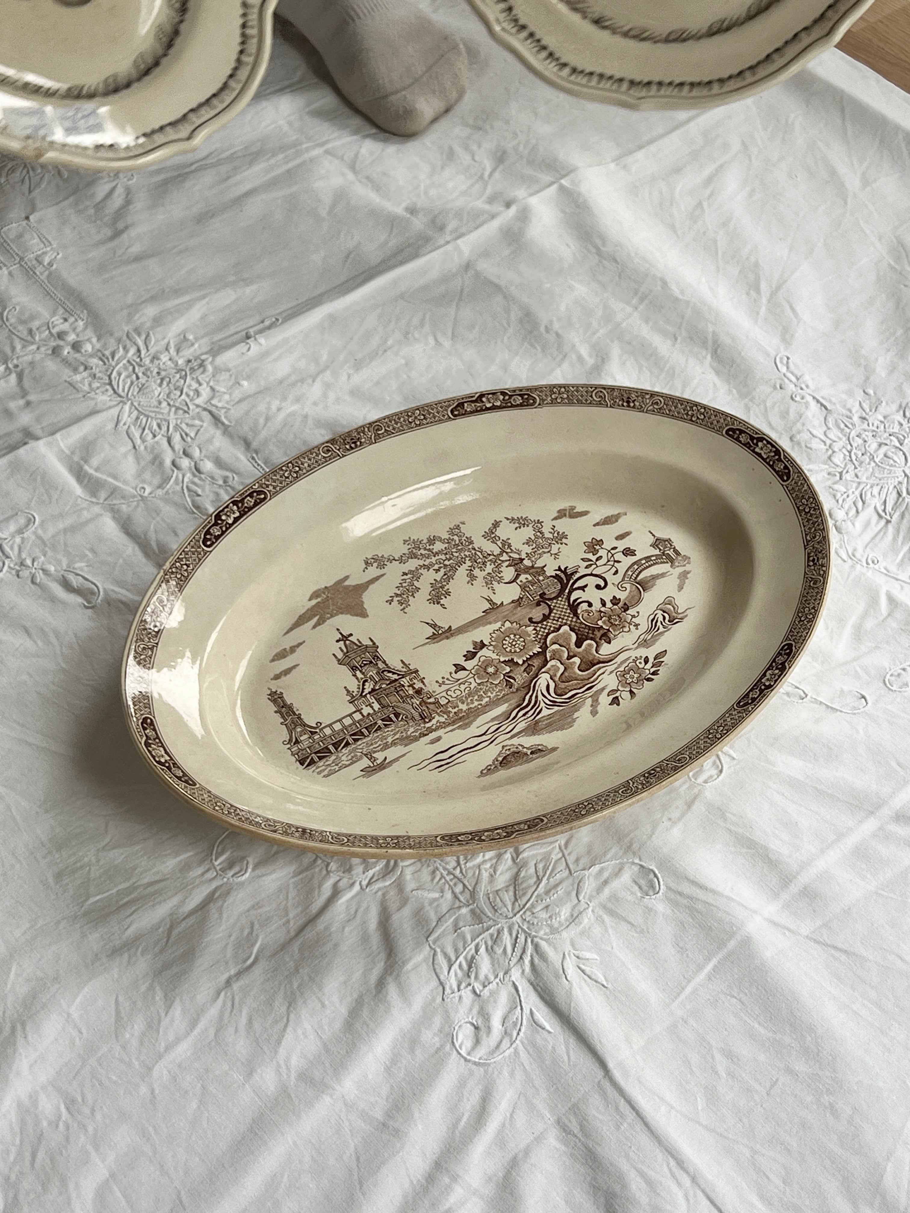 Vintage Gustavsberg Porcelænsfad “Gonggong” – Skandinavisk Design (39x28 cm)