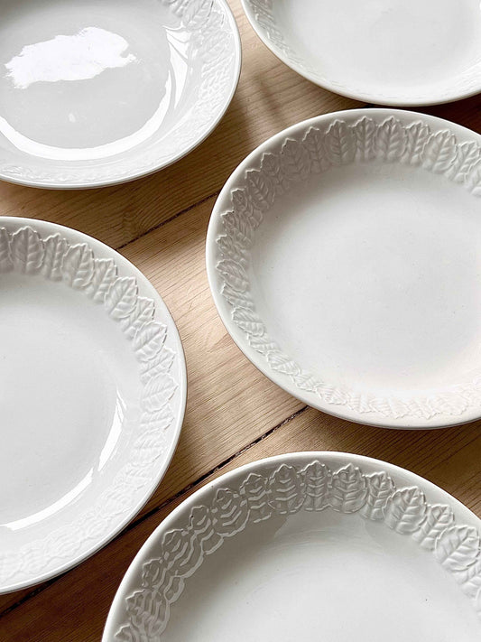 Pastatallerkener med bladrelief