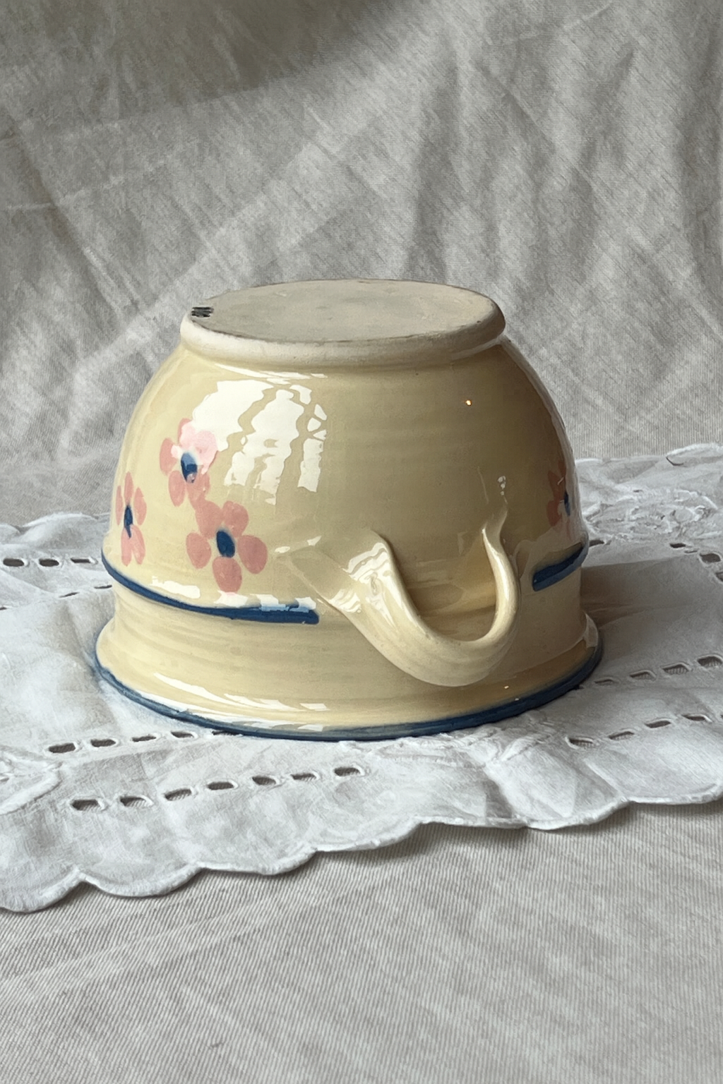 Keramikskål med blomster og dobbelthanke