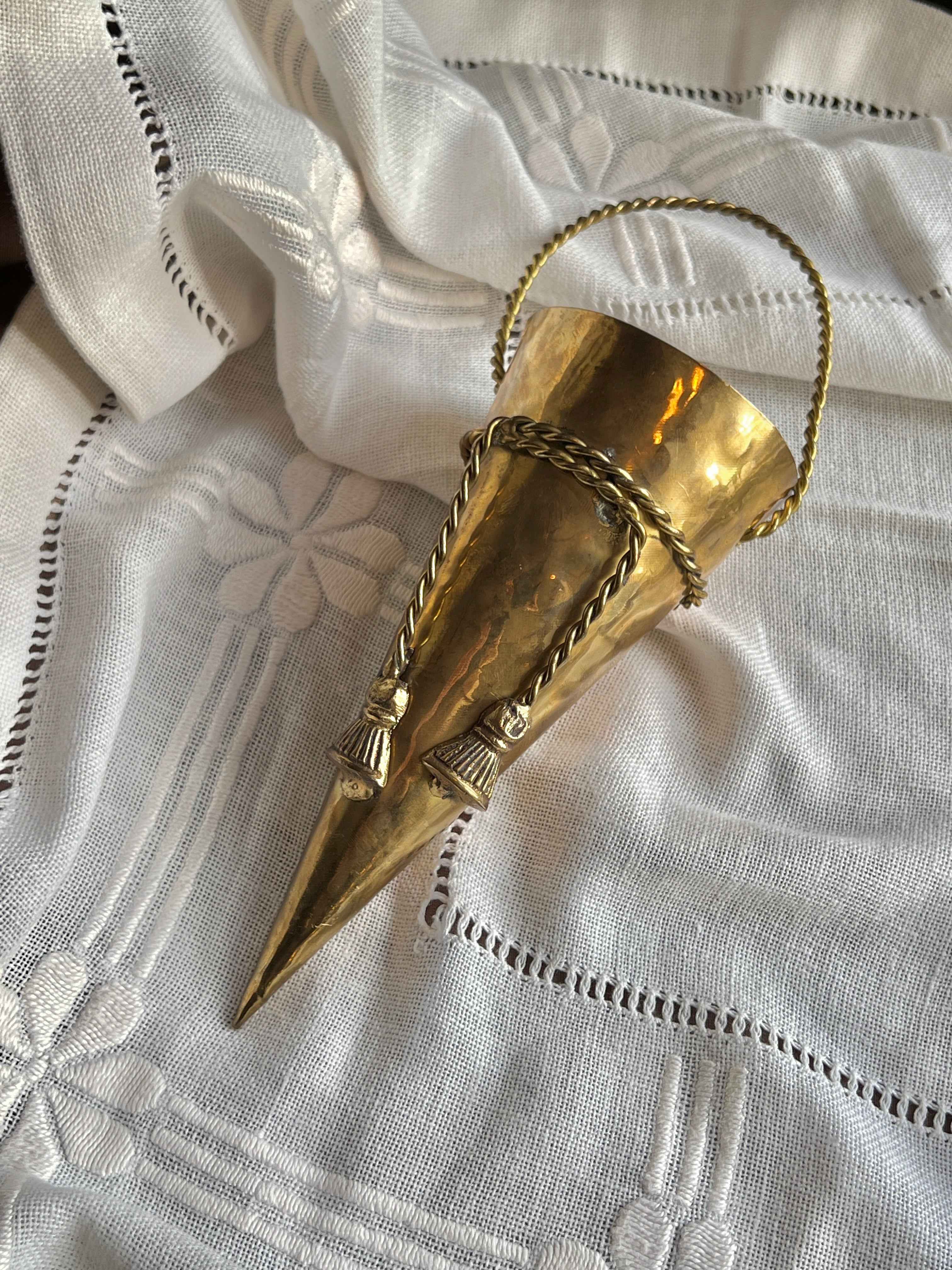 Stor vintage kræmmerhus i messing med kvaster L26