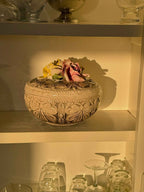 Keramikskål med låg og blomsterrelief