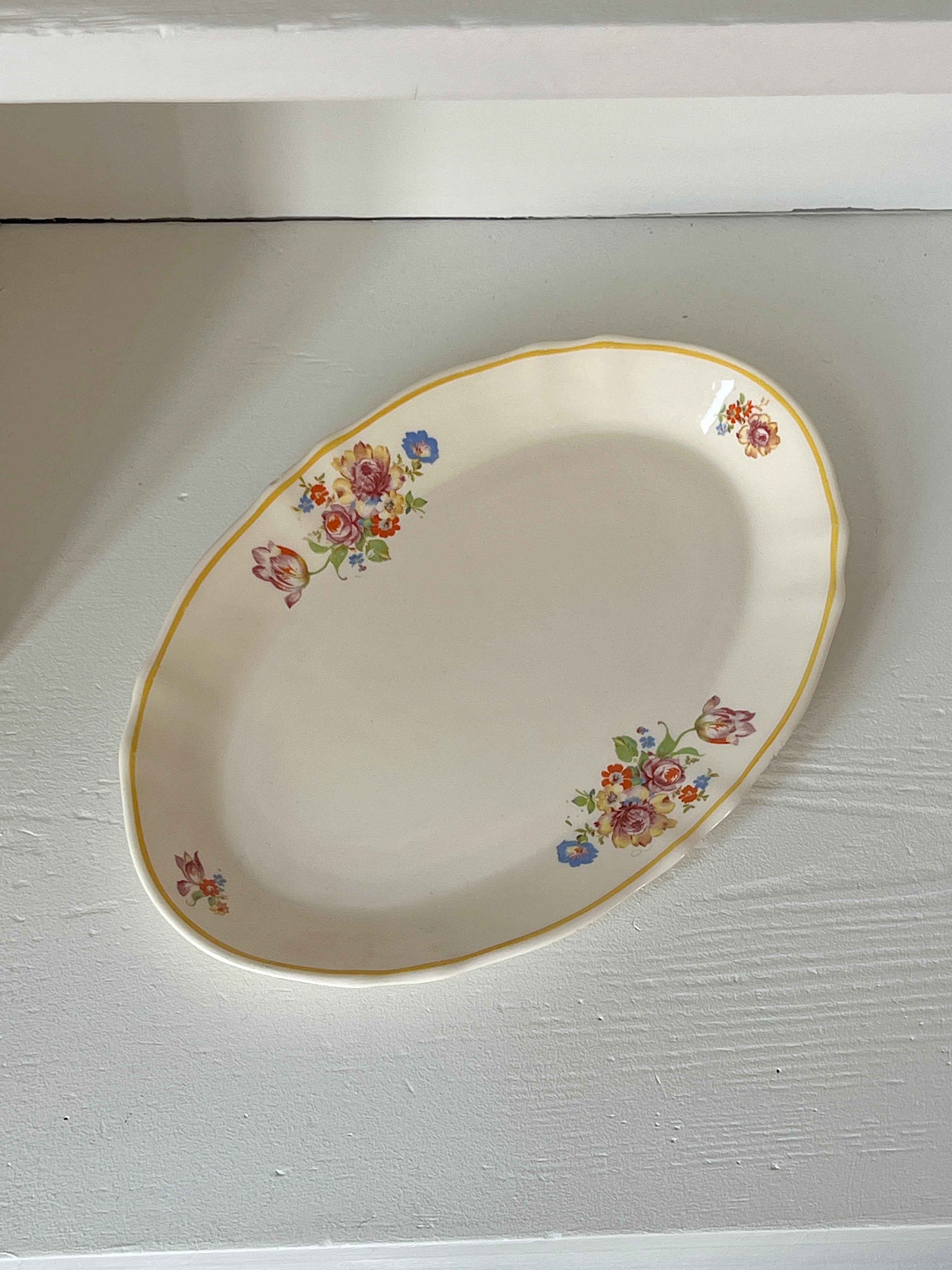 Vintage porcelænsfad med gul kant og blomster · L29 x B19,5 cm
