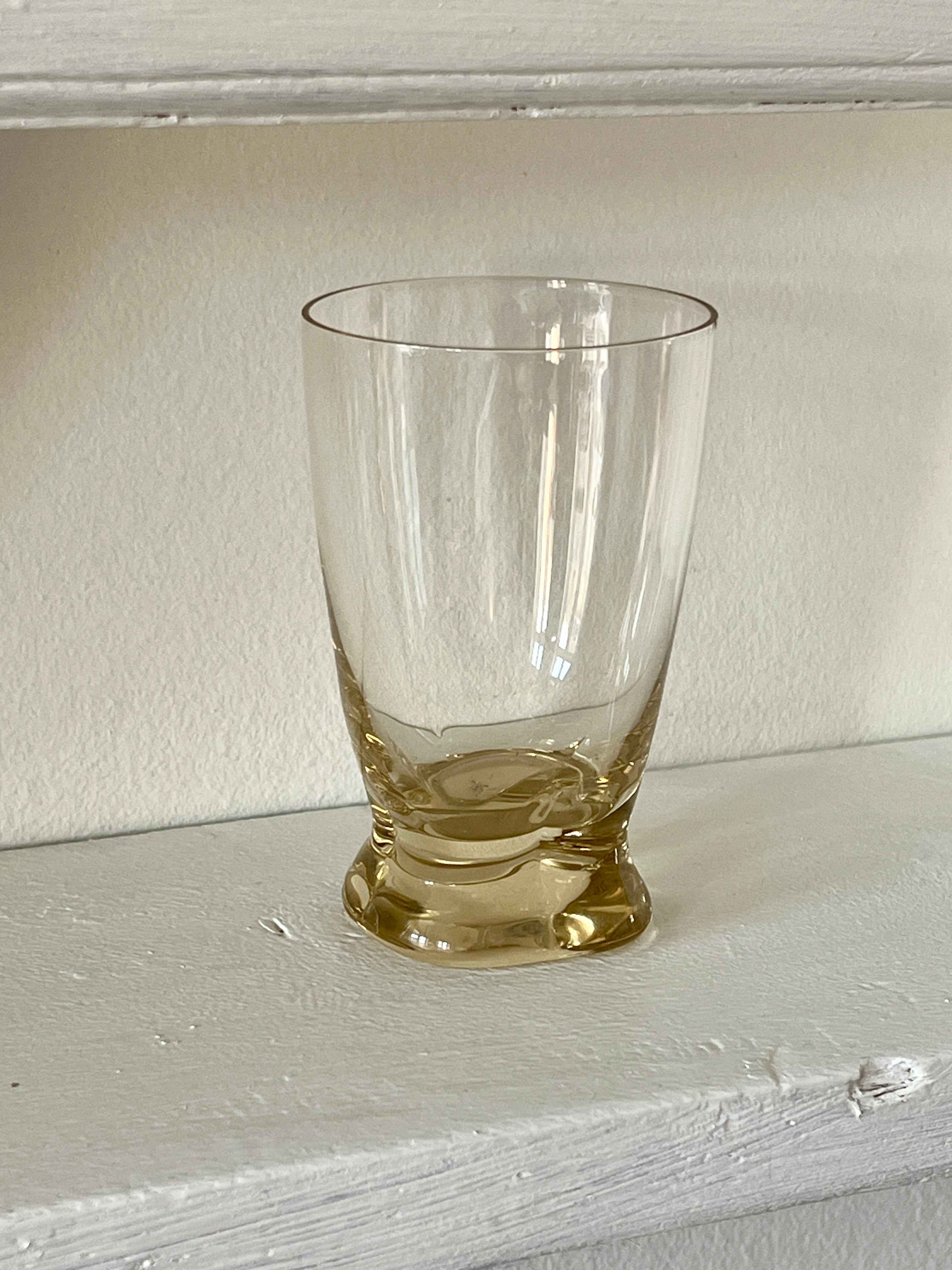 Vintage drikkeglas i lysegyldent glas