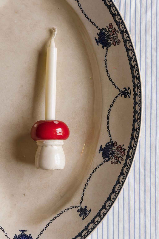 Lysestage formet som rød svamp