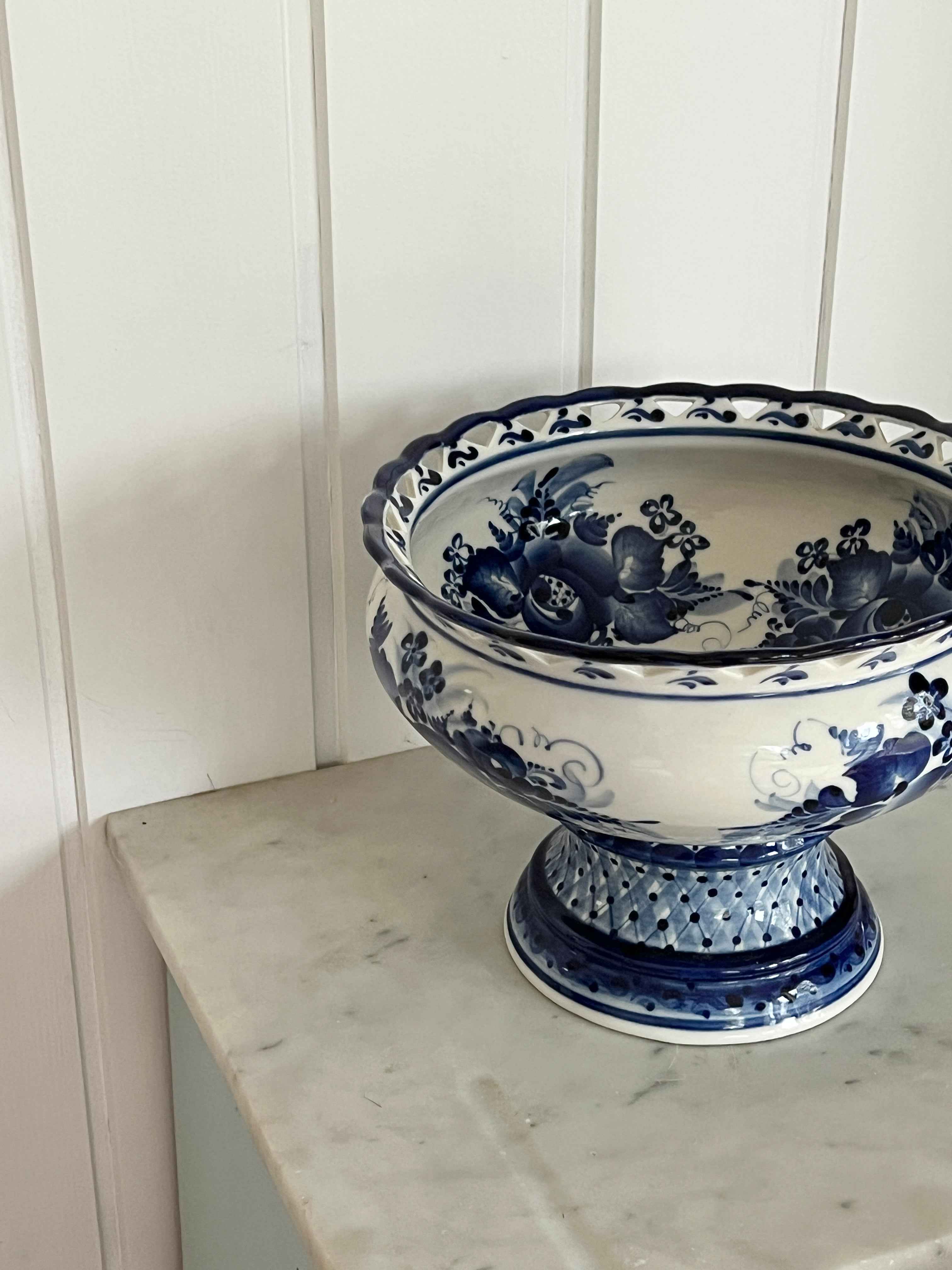 Stor vintage skål på fod · Porcelæn · H22 cm · Håndmalede blå blomster