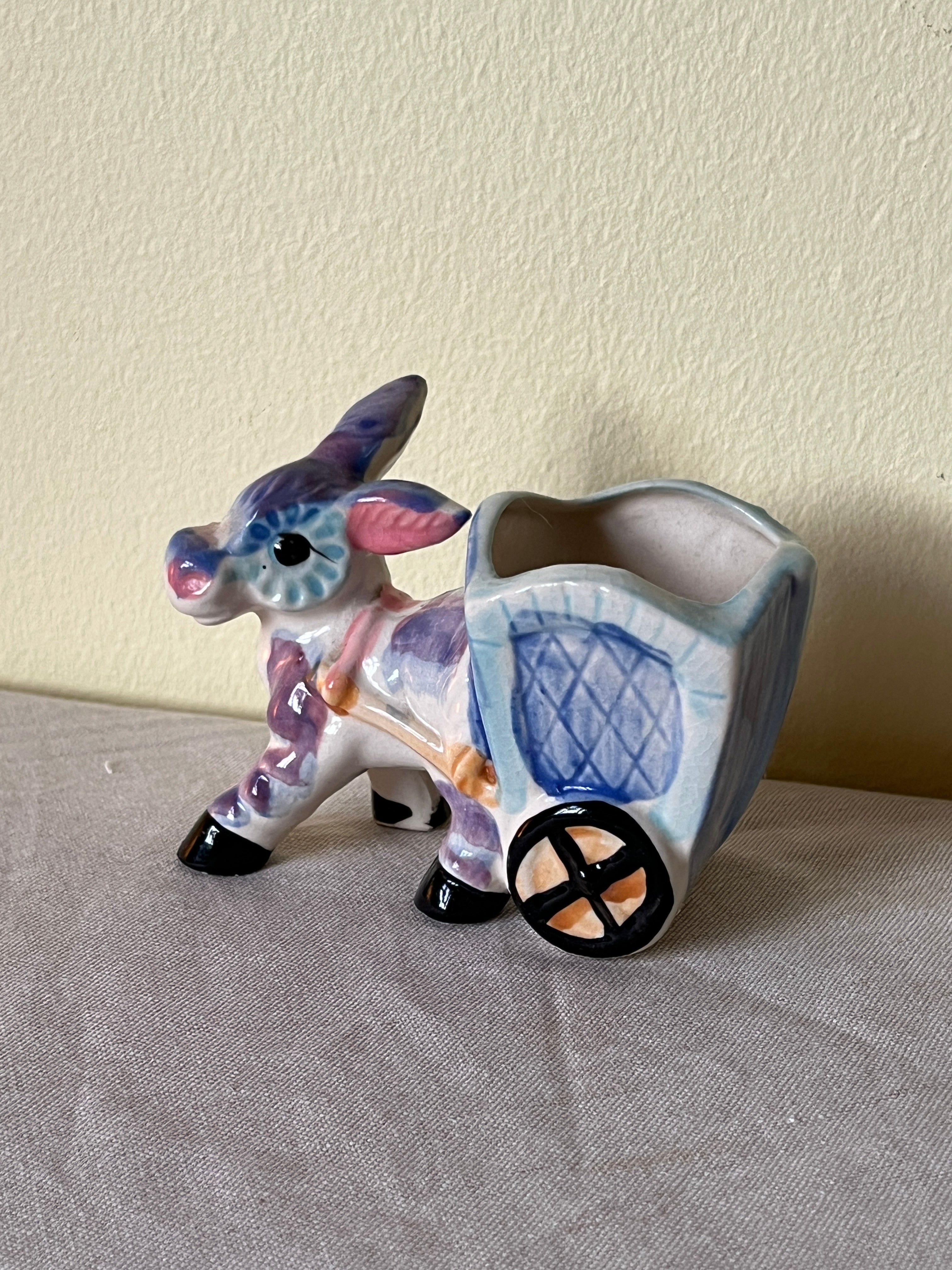 Keramik æsel med vogn – håndmalet figur