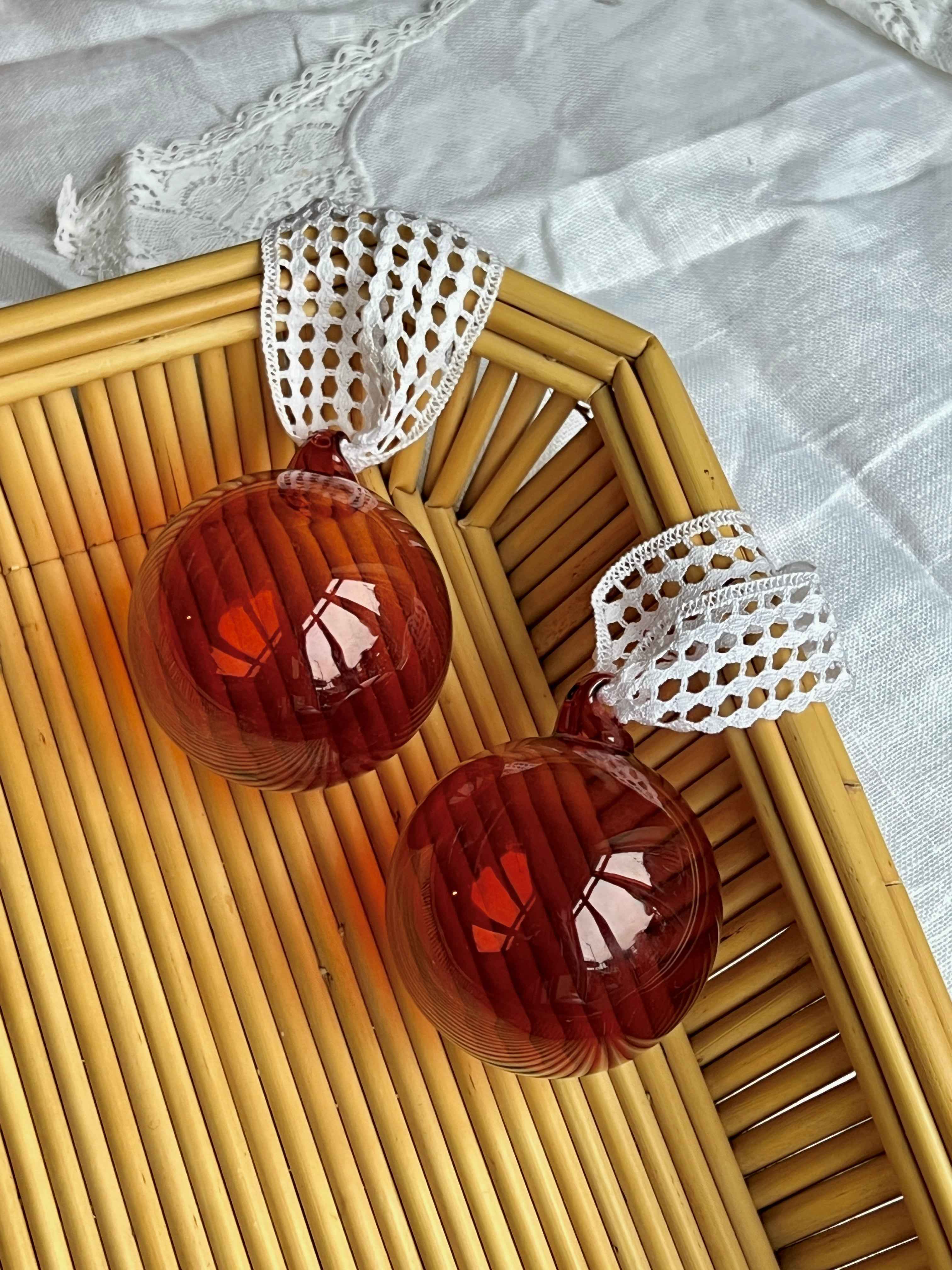 Franske store julekugler i rødt glas med vintage broderi anglaise bånd