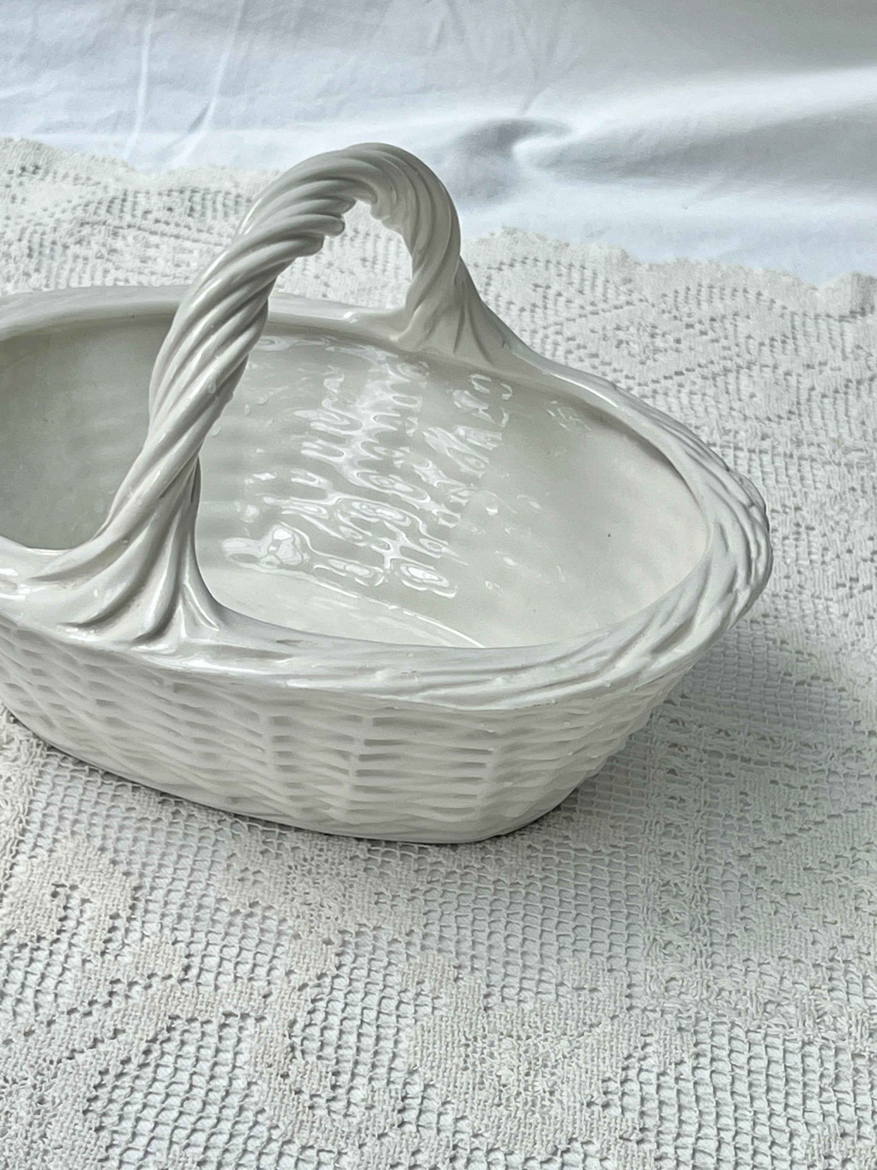 Italiensk porcelænskurv med hank, L26 B20 H16