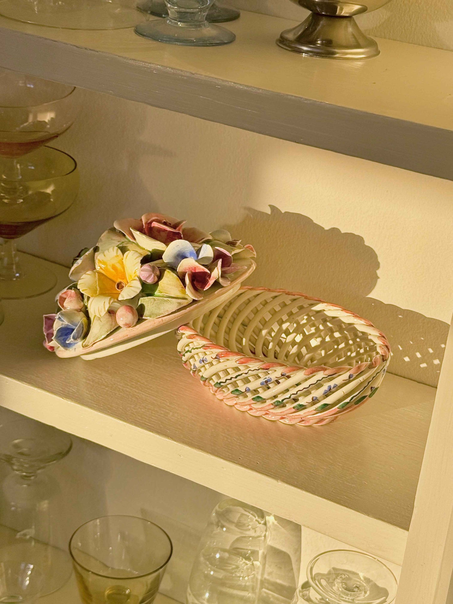 Keramik blomsterskål med håndmodellerede blomster