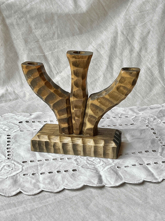 Håndskåret svensk trearmet lysestage i træ