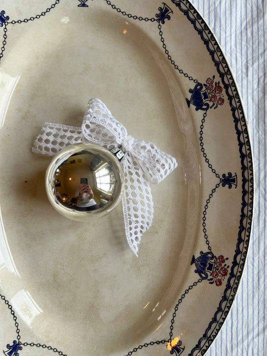 Glasjulekugle med sløjfe af vintage tekstil