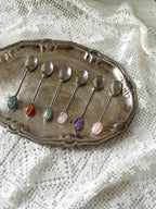 Sæt á 6 vintage sølvskeer med ædelsten · L 9,5 cm