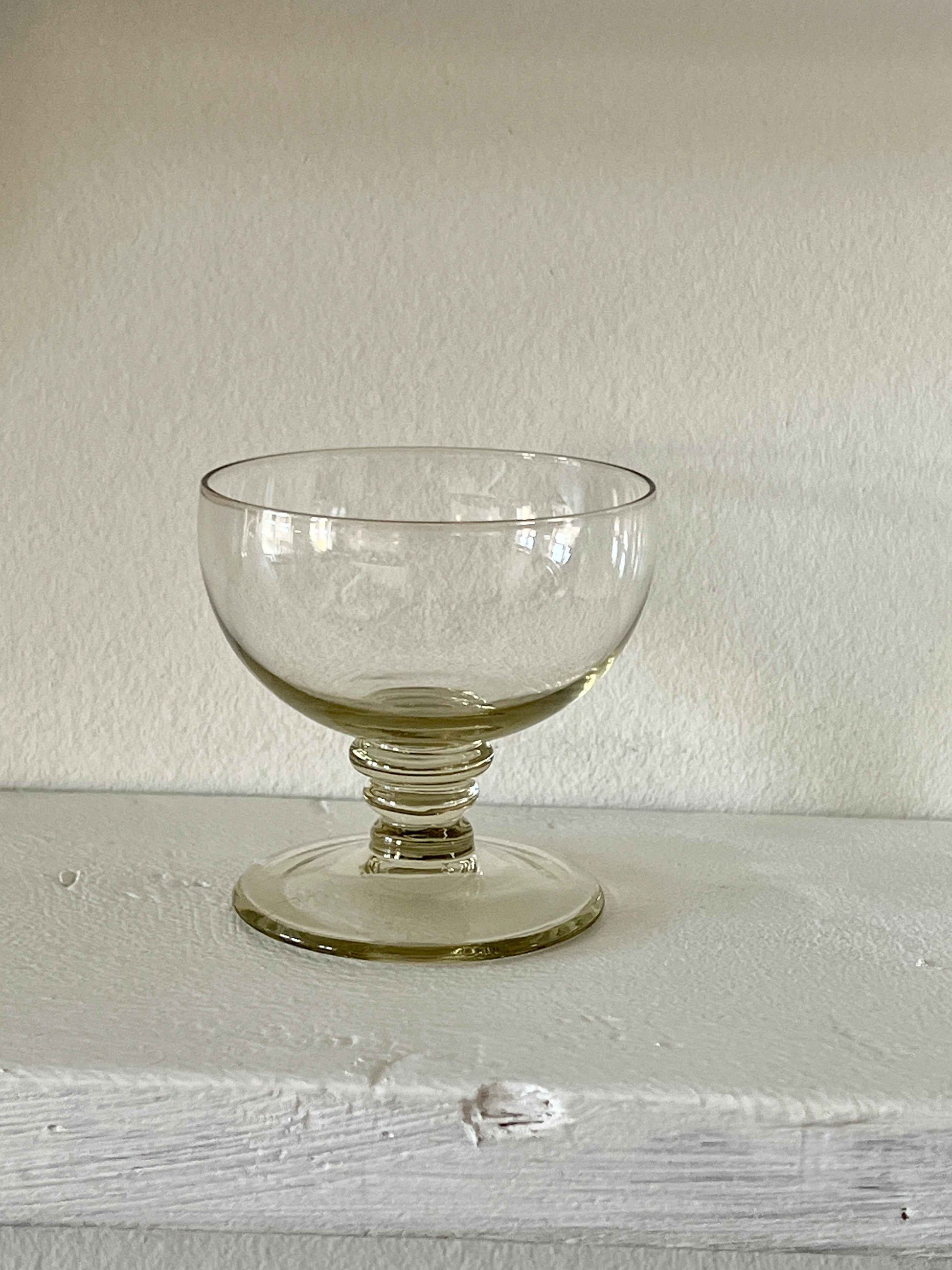 Vintage dessertglas i lysegyldent glas