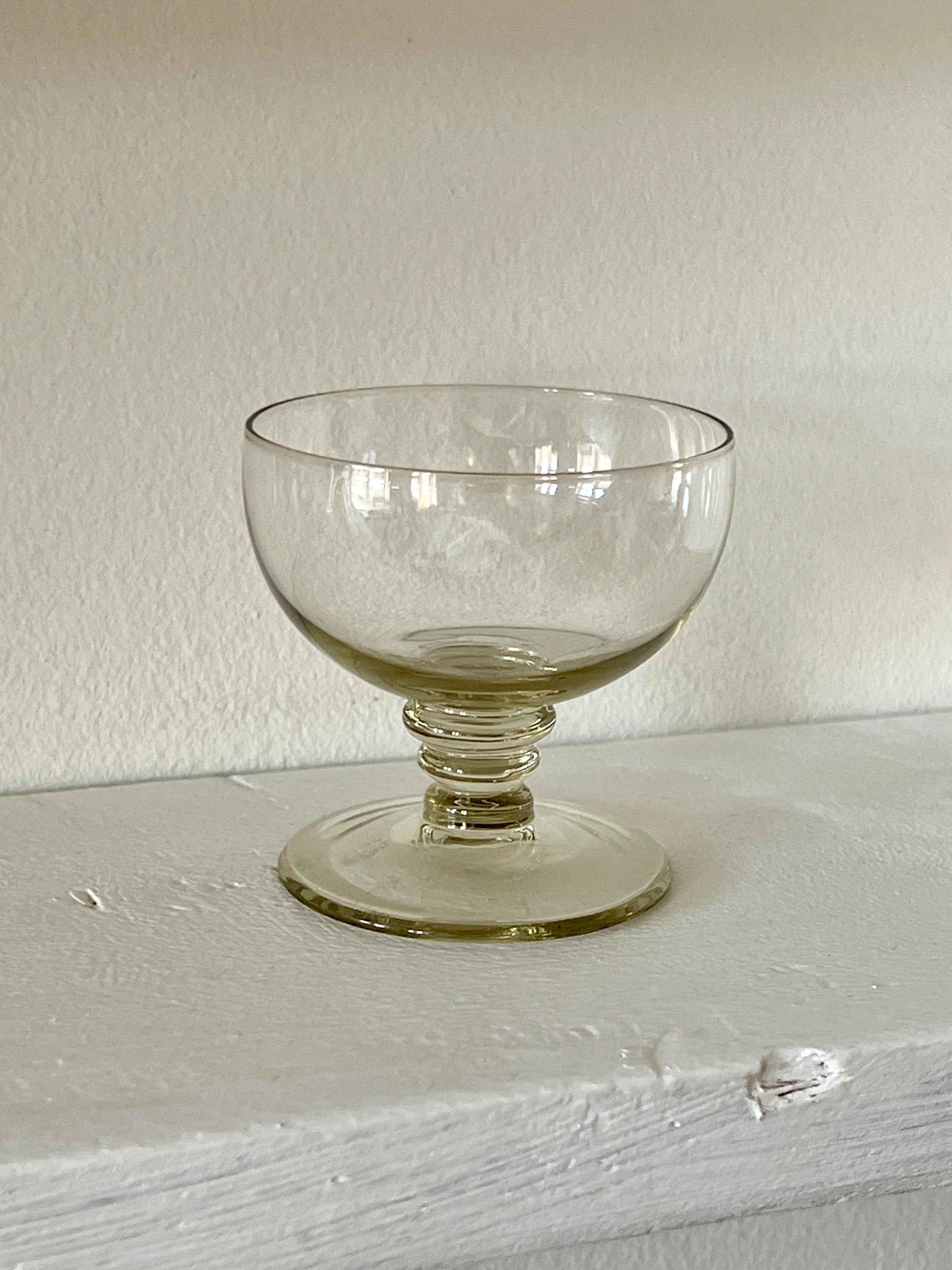 Vintage dessertglas i lysegyldent glas