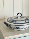 Vintage Terrin med Låg “Trophies” – Porcelæn fra England (Ø 28,5 cm)