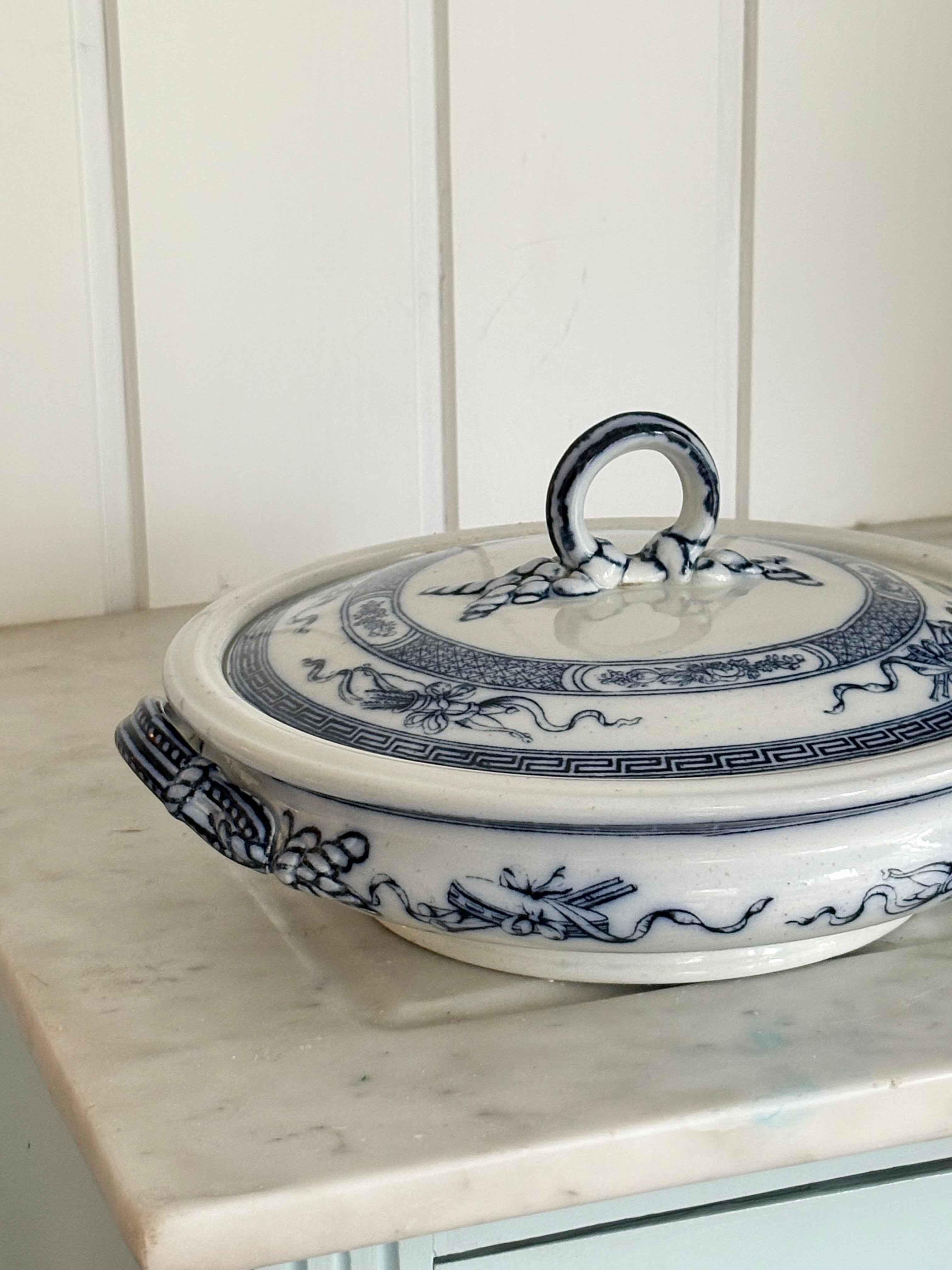 Vintage Terrin med Låg “Trophies” – Porcelæn fra England (Ø 28,5 cm)