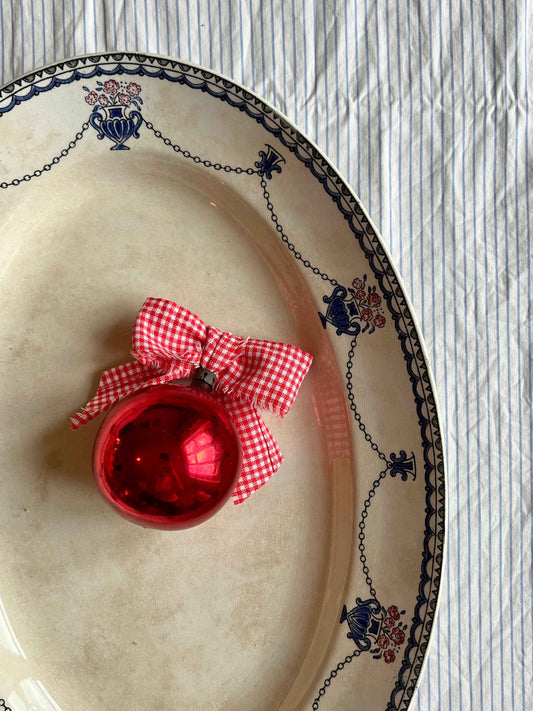 Glasjulekugle med sløjfe af vintage tekstil