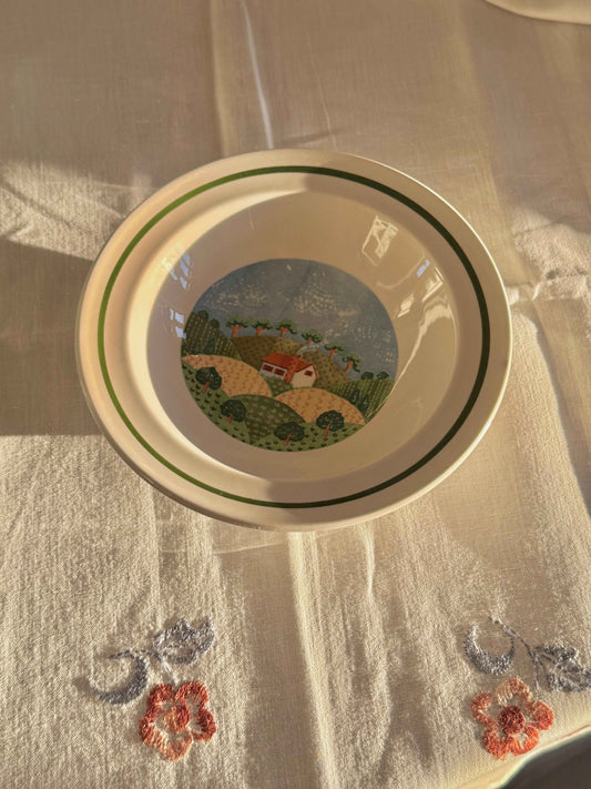 Morgenmadsskål med landligt motiv