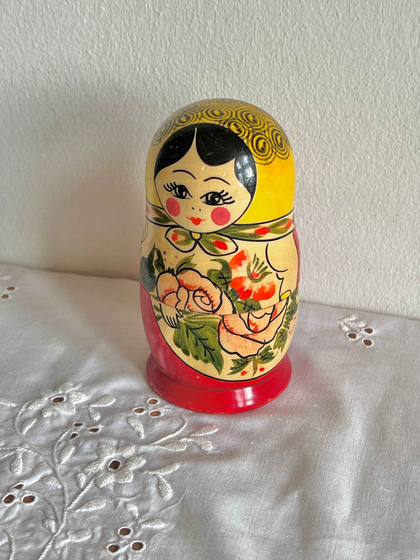 Babushka dukke – håndmalet træfigur H12 cm