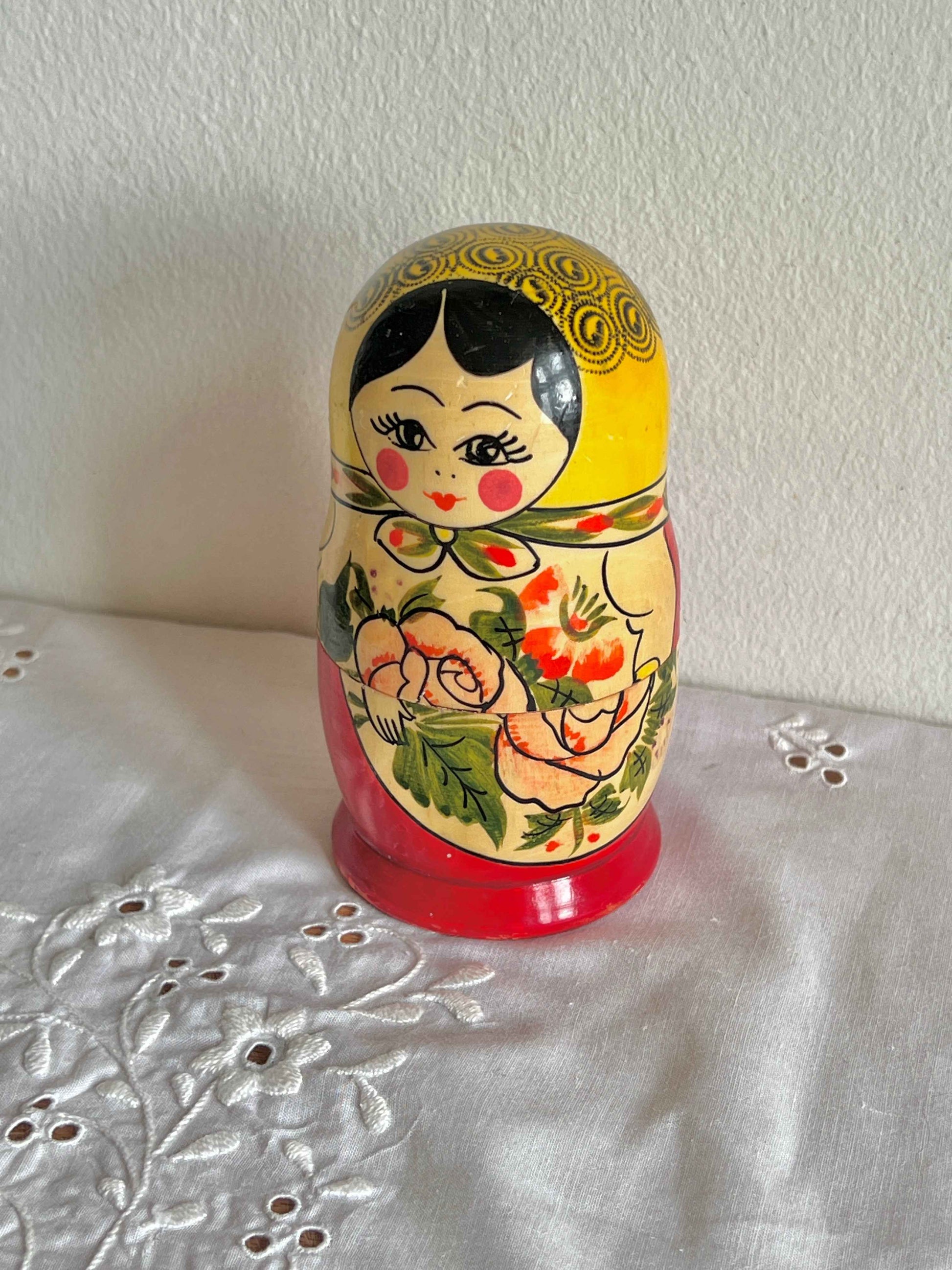Babushka dukke – håndmalet træfigur H12 cm