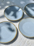 Lyseblå tallerkner i keramik med prikket glasur, Ø22