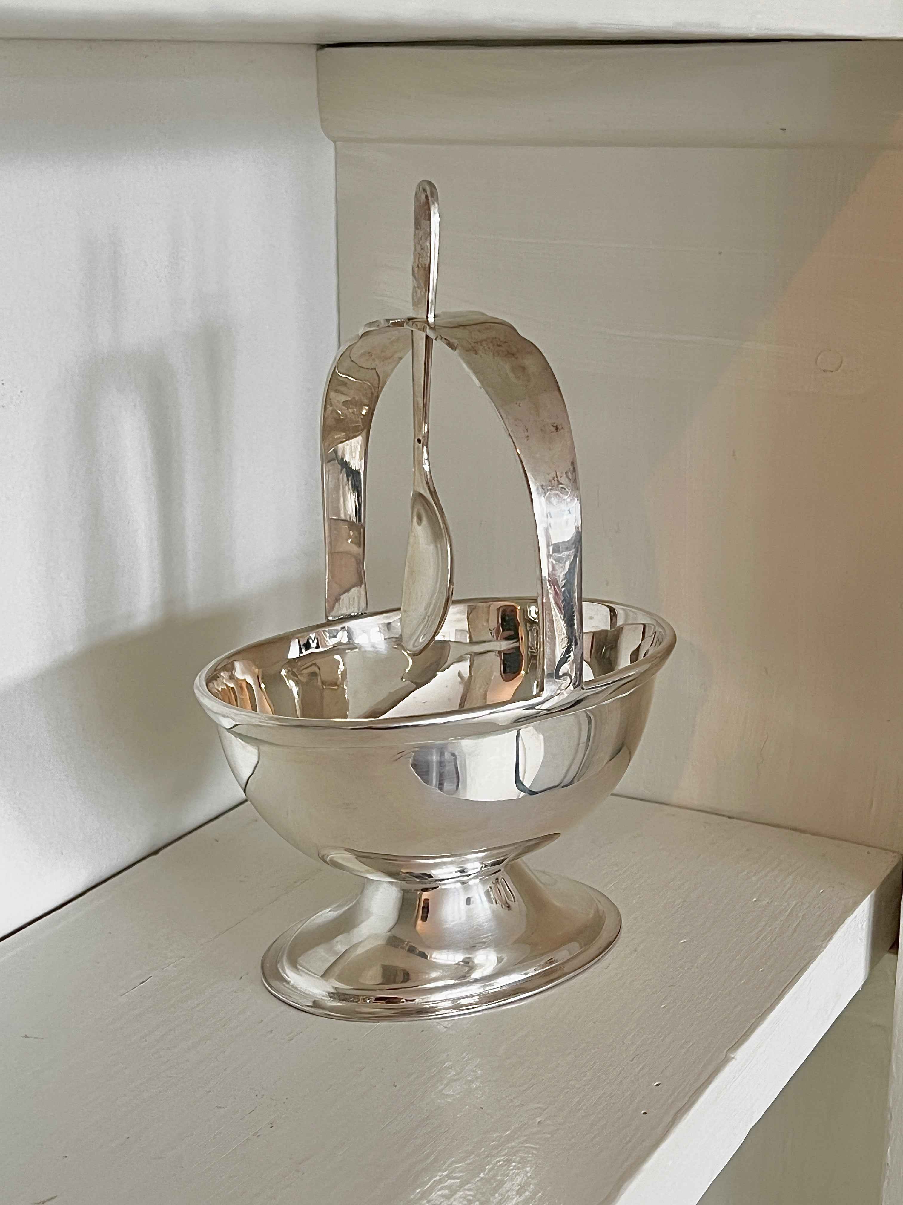 Sukkerskål i sølv med hank og ske H17 cm B11 cm