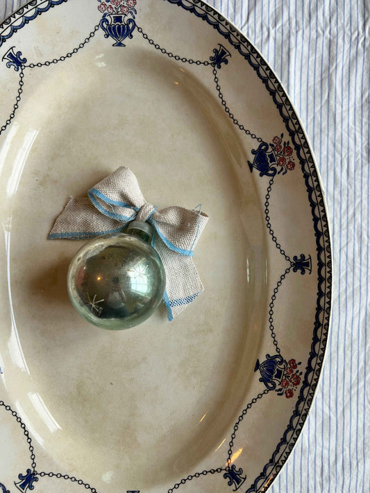 Glasjulekugle med sløjfe af vintage tekstil