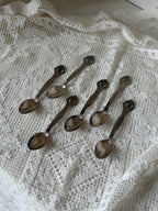 Sæt á 6 dekorerede vintage sølvskeer · 12 cm