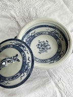 Vintage Terrin med Låg “Trophies” – Porcelæn fra England (Ø 28,5 cm)