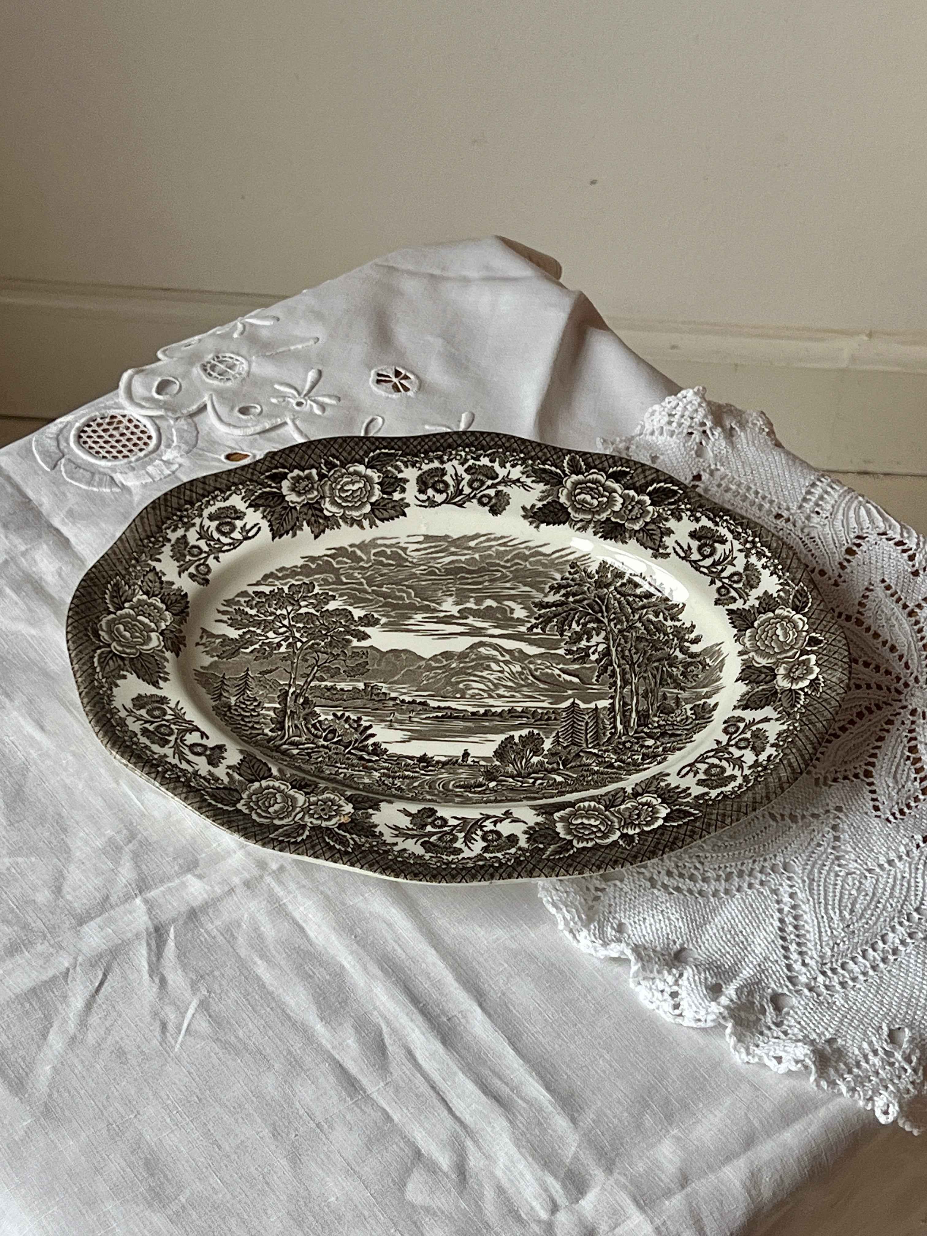 Vintage Wedgwood engelsk serveringsfad med brunt mønster · L31 x B24,5 cm