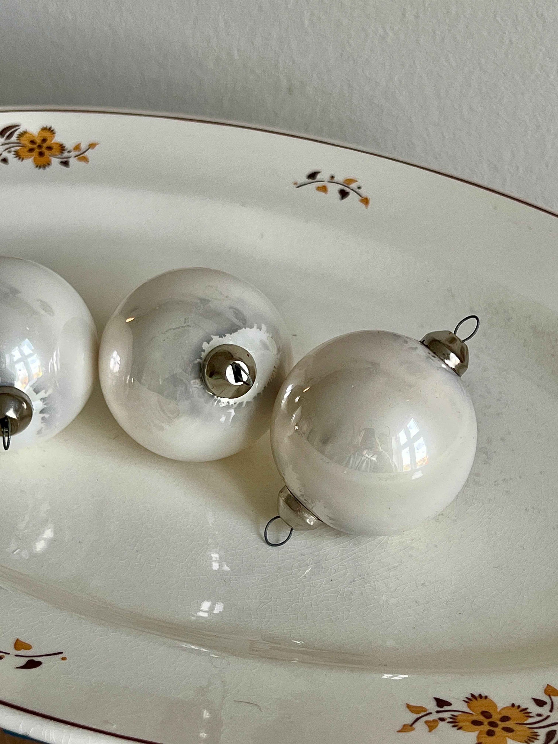 Franske julekugler i perlemorhvidt glas – Ø7 cm vintage ornament