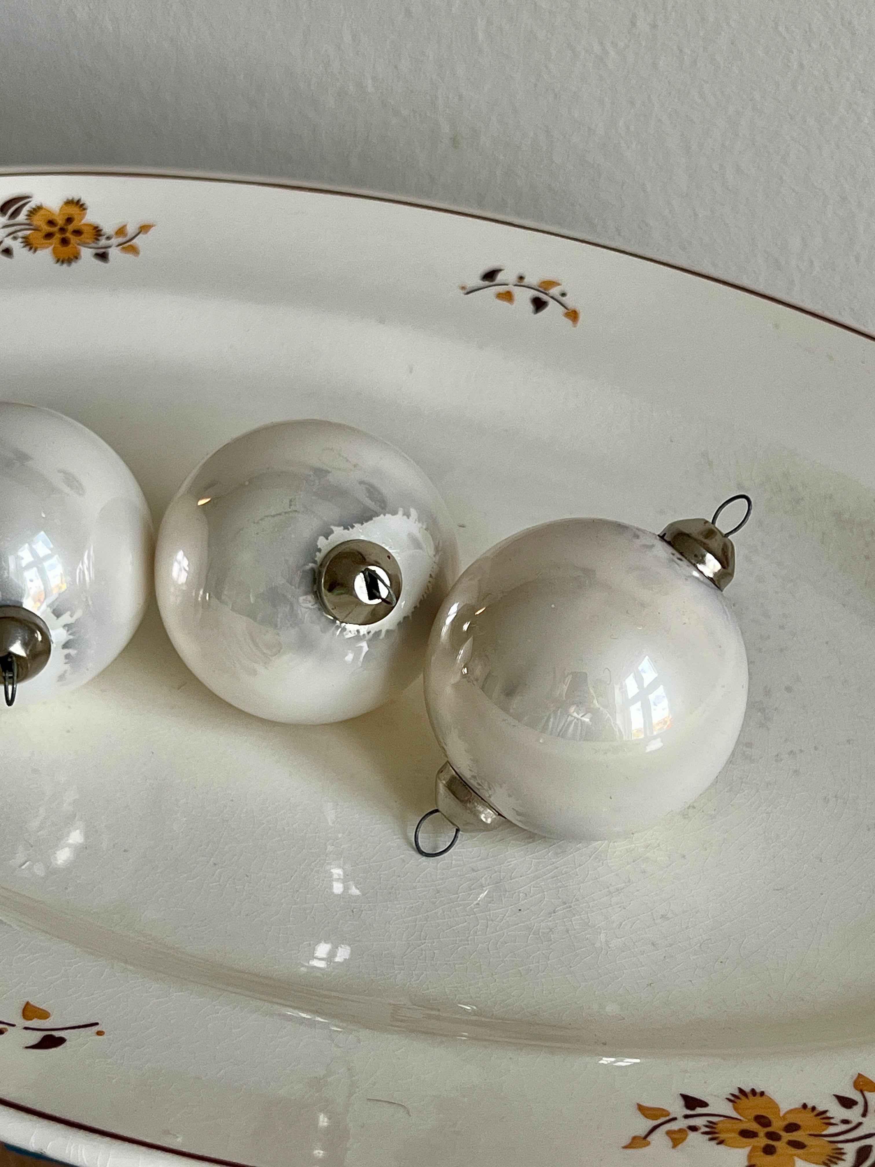 Franske julekugler i perlemorhvidt glas – Ø7 cm vintage ornament