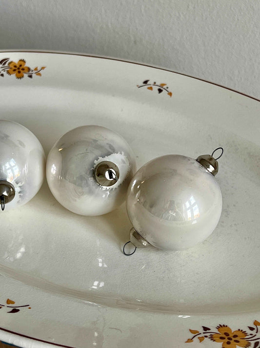 Franske julekugler i perlemorhvidt glas – Ø7 cm vintage ornament