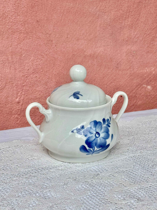 Porcelænskrukke med låg og blå blomst motiv