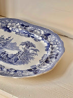 Stort vintage engelsk porcelænsfad med dekoration · L39,5 x B33 cm
