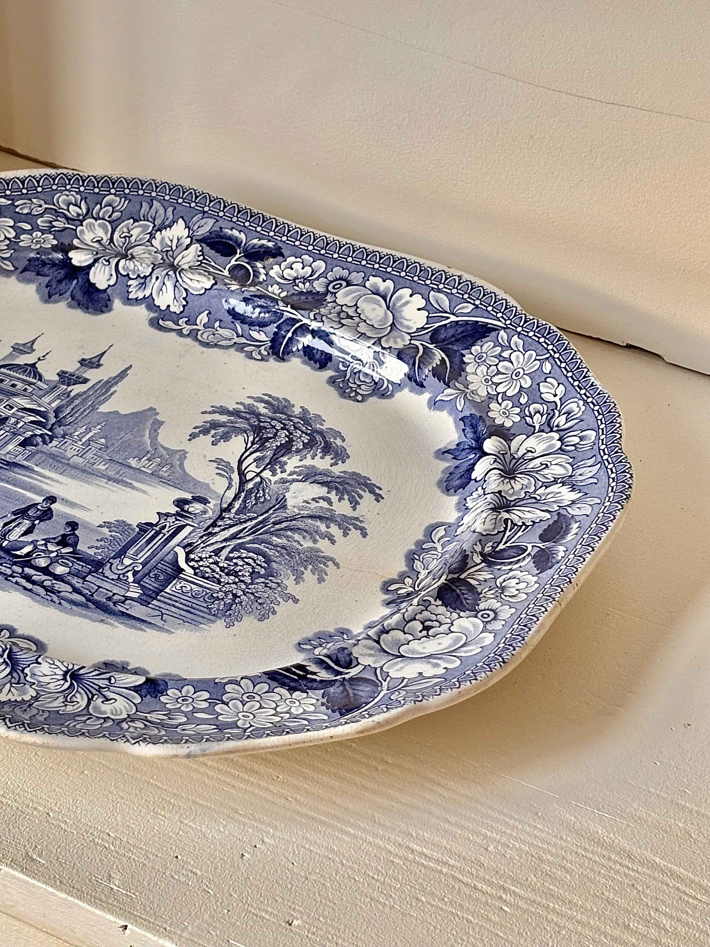 Stort vintage engelsk porcelænsfad med dekoration · L39,5 x B33 cm