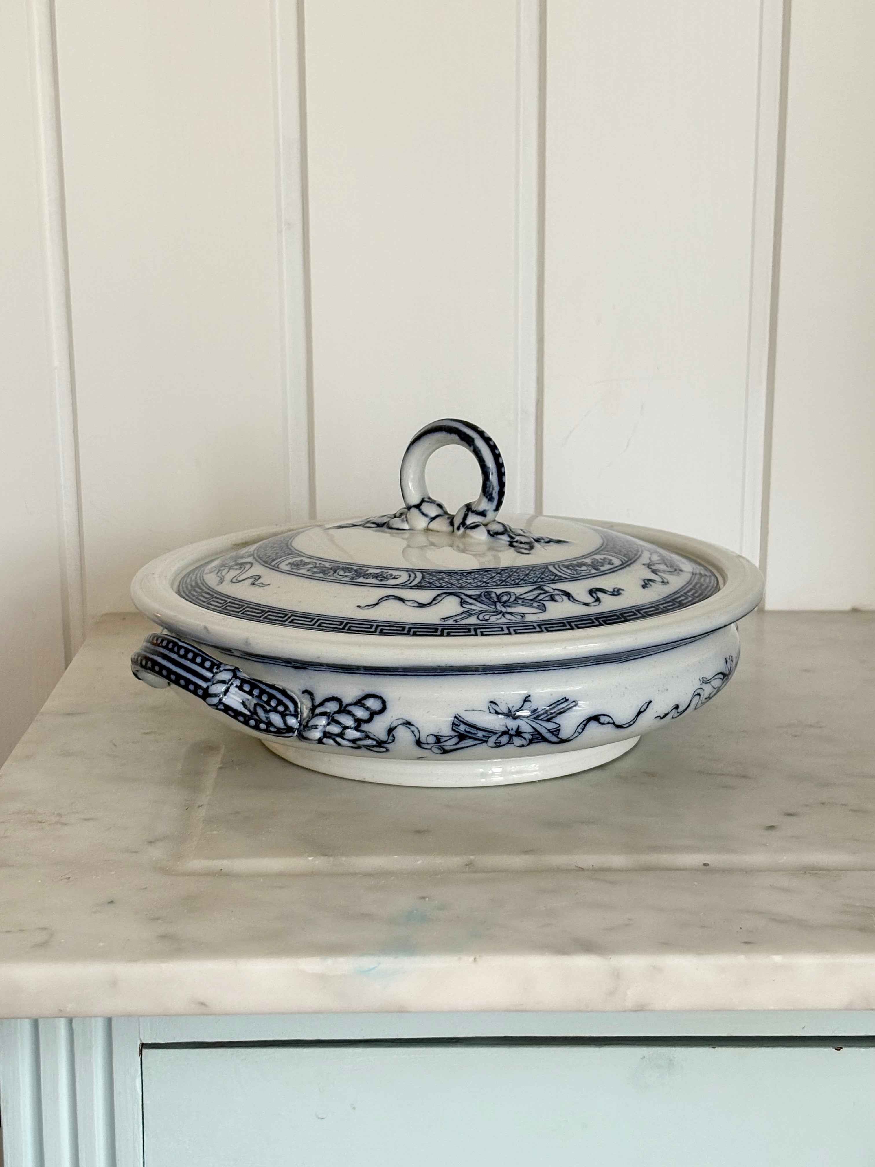 Vintage Terrin med Låg “Trophies” – Porcelæn fra England (Ø 28,5 cm)