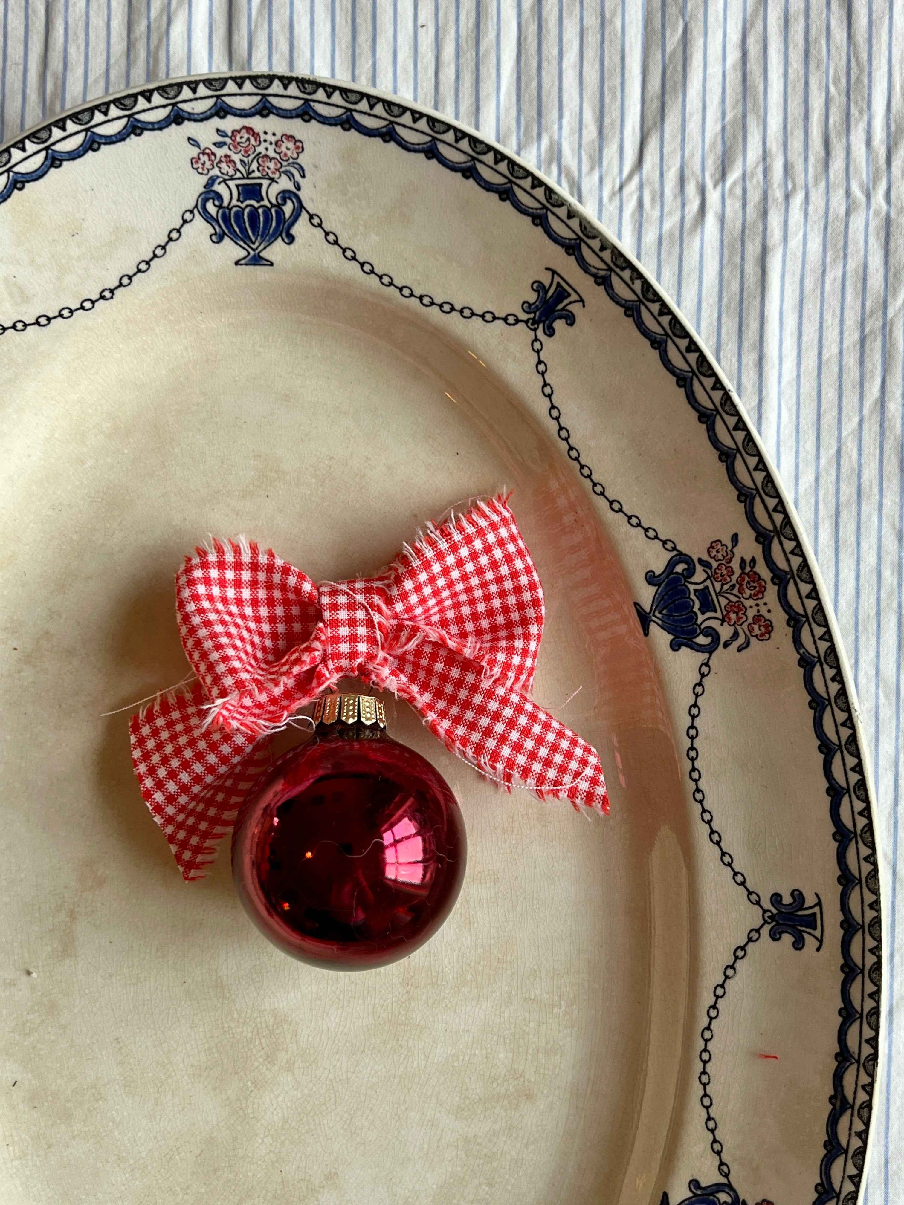 Glasjulekugle med sløjfe af vintage tekstil