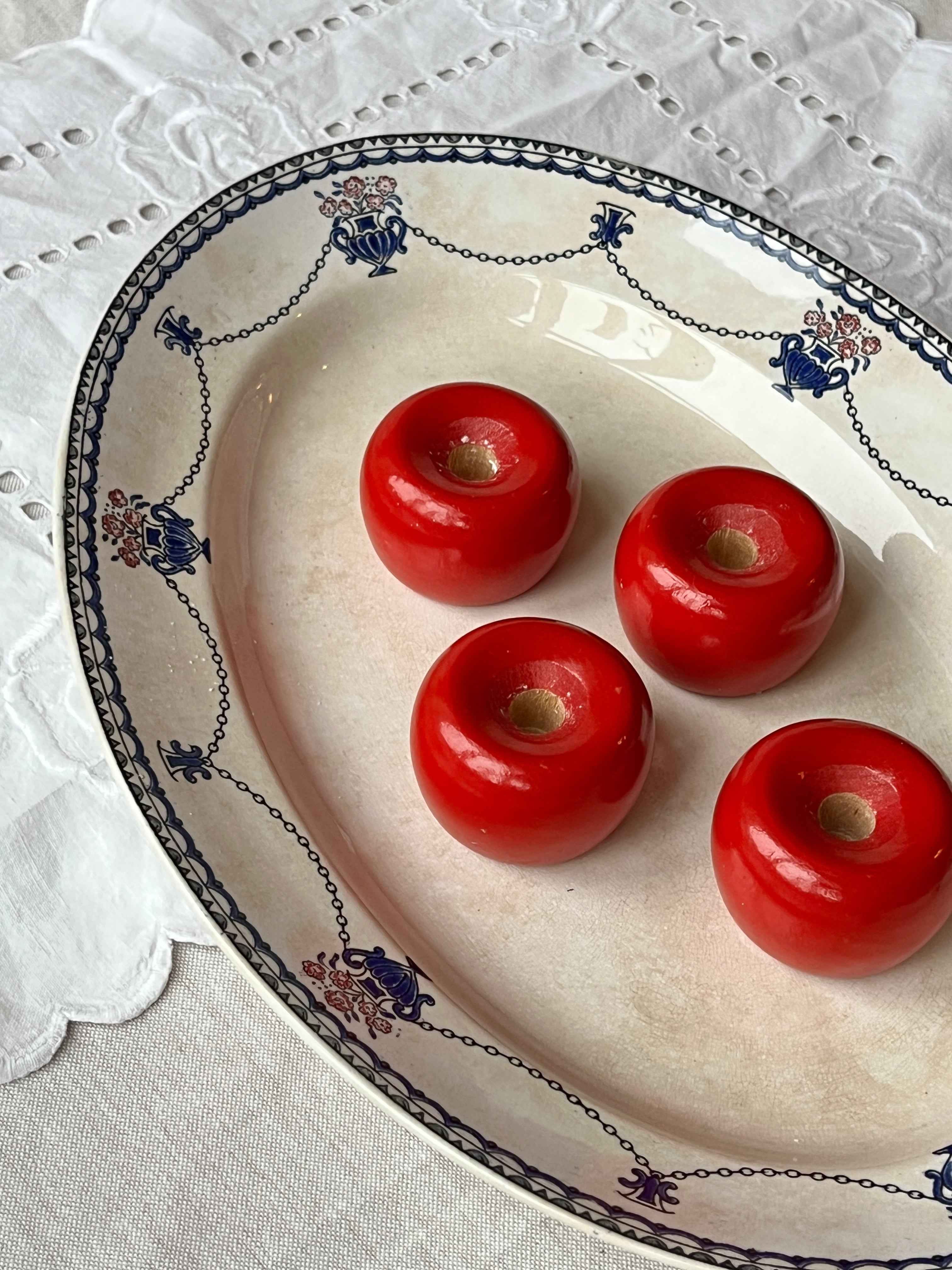 Rød æblelignende træstage til små-lys