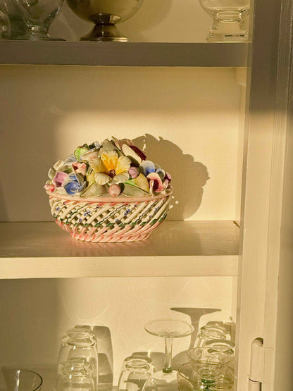 Keramik blomsterskål med håndmodellerede blomster