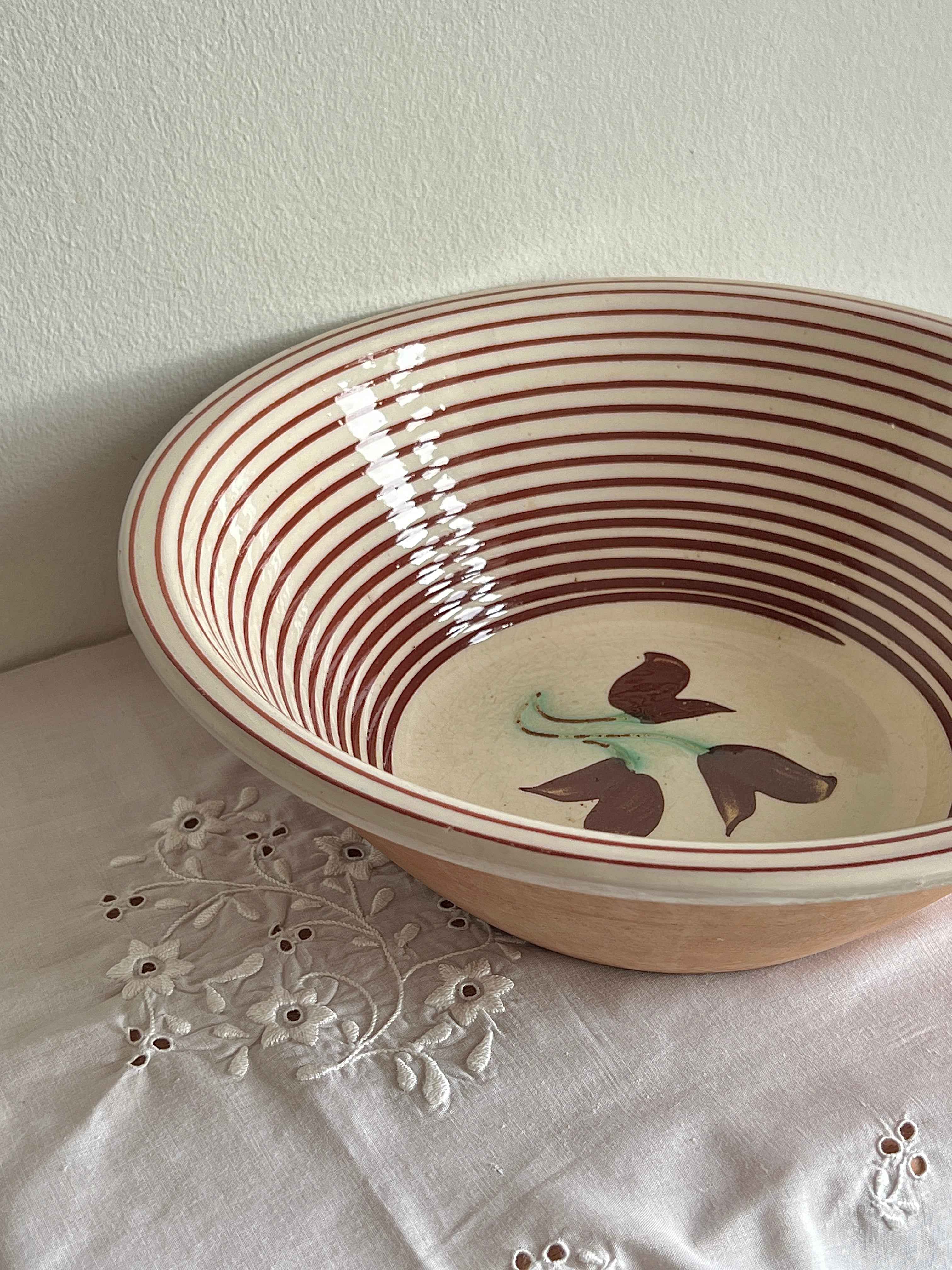 Lerfad med striber og blomstret motiv