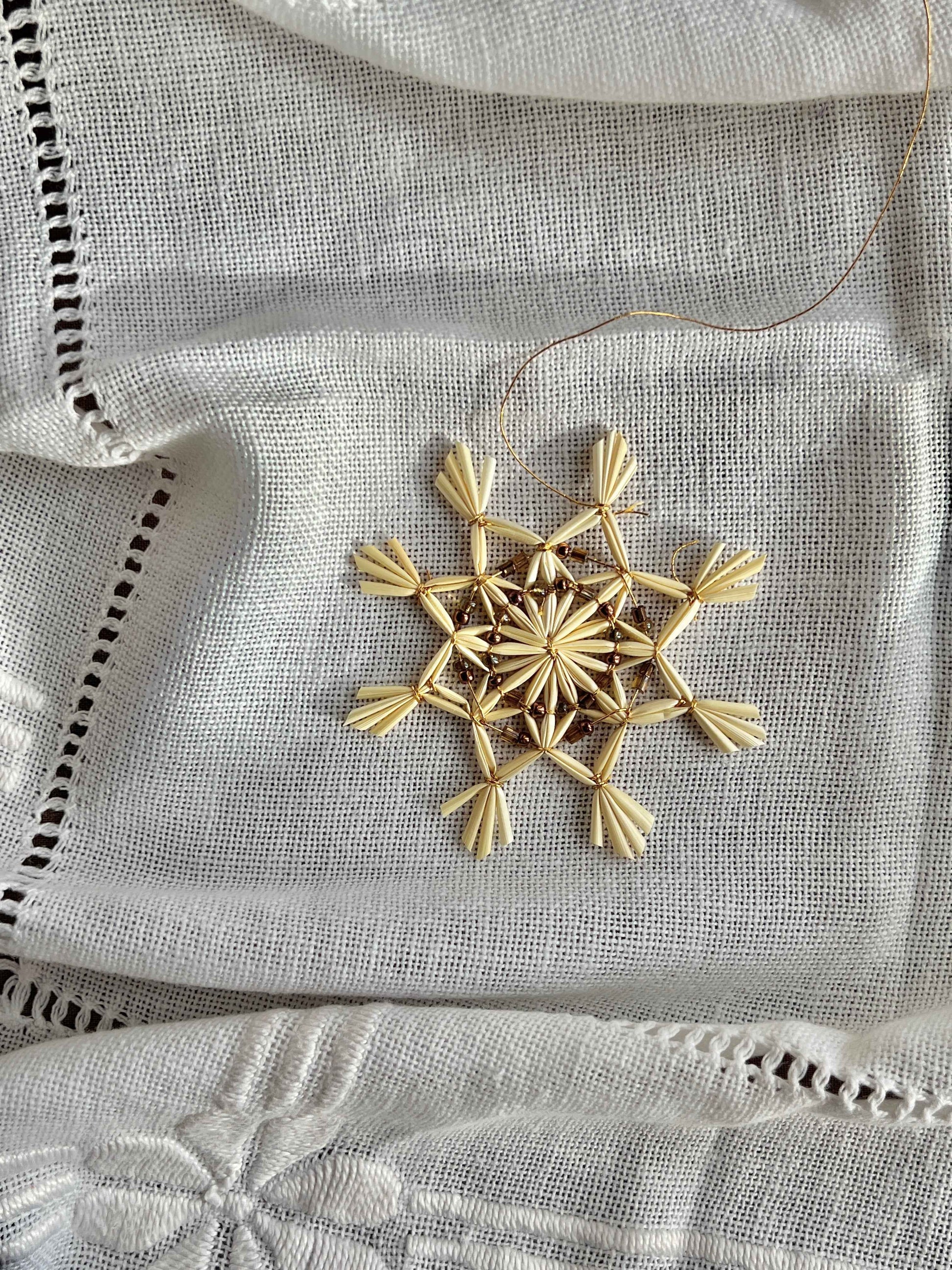 Halmstjerne med perler Ø8 cm